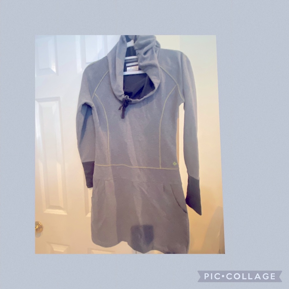 Like new, Columbia women’s long sleeve with hood, adorable dress with pockets